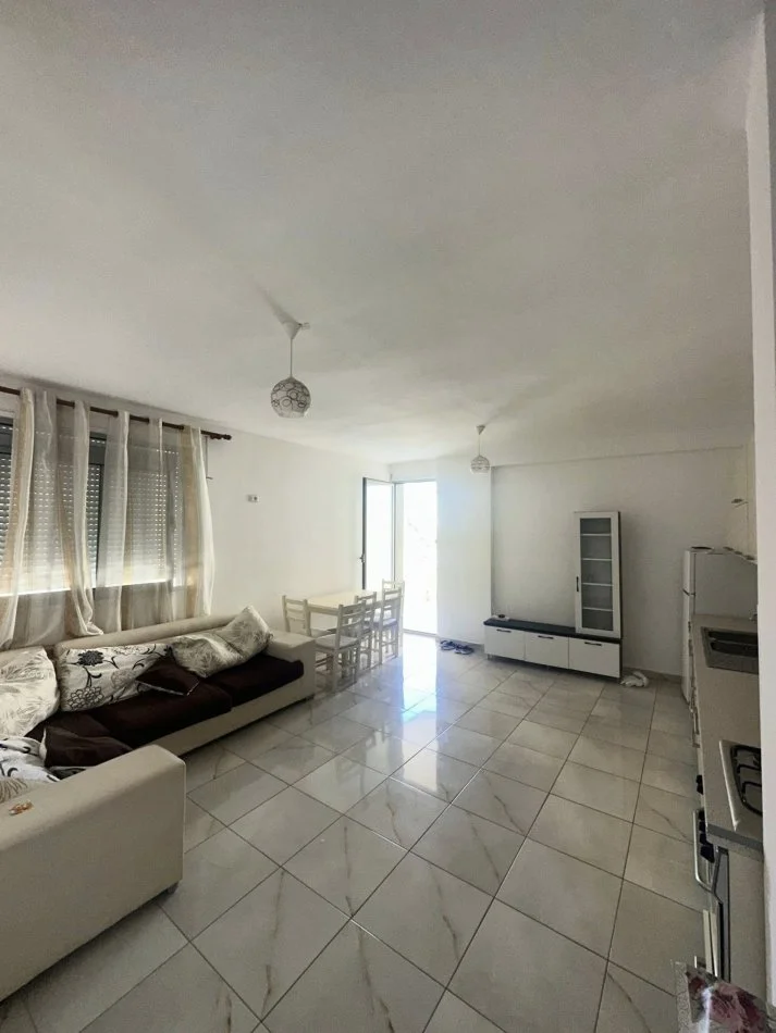 Durres, jepet me qera 1+1+Ballkon , 300 € (Jepet Apartament me Qera • 1+1+Ballkon • Mobiluar • Kati 2 me ashensor pallat i ri me adminsitrim • Jepet per afatgjate Hotel Antalya , Plazh • 300€ __________________________________ PER M...