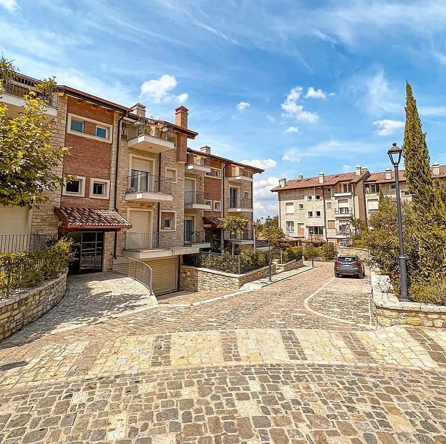 Tirane, jepet me qera apartament 2+1+Ballkon Kati 4, 120 m² 1.700 € (Teg)