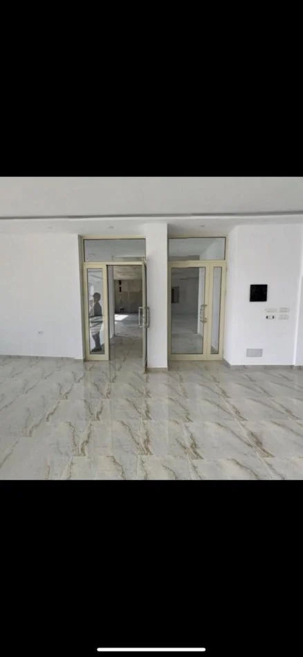 Durres, jepet me qera ambjent biznesi , 180 m² 700 € (RROTA KUQE PLAZH)