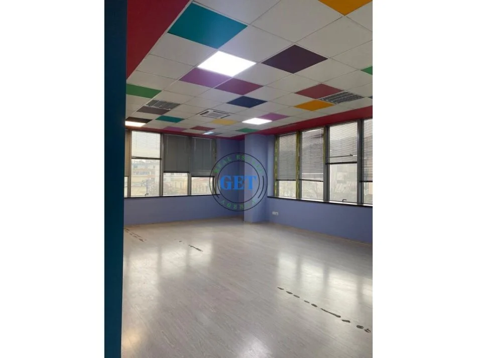 Durres, jepet me qera zyre , 250 m² (Sheshi Pranvera, Durrës)