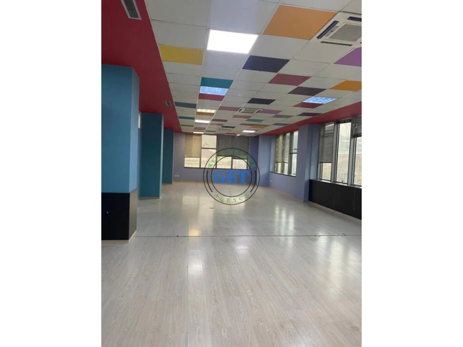 Durres, jepet me qera ambjent biznesi Kati 4, 250 m² (Sheshi Pranvera, Durres.)