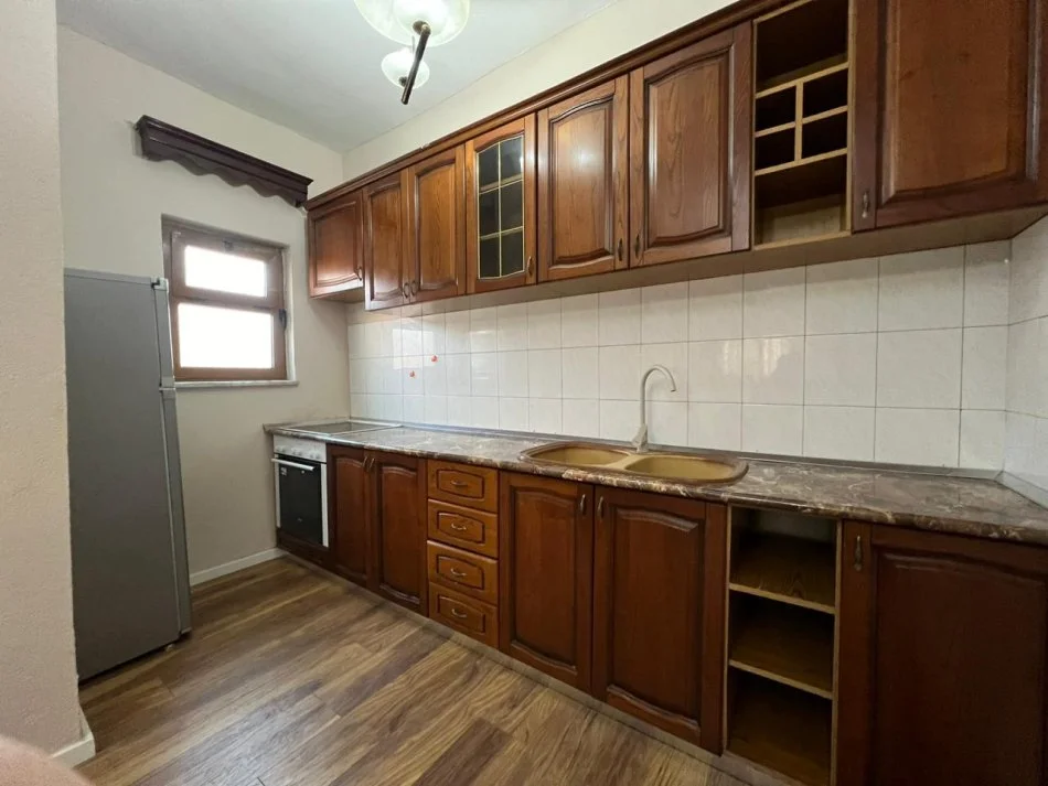 Tirane, jepet me qera apartament 2+1 Kati 3, 103 m² 800 € (myslym shyri)