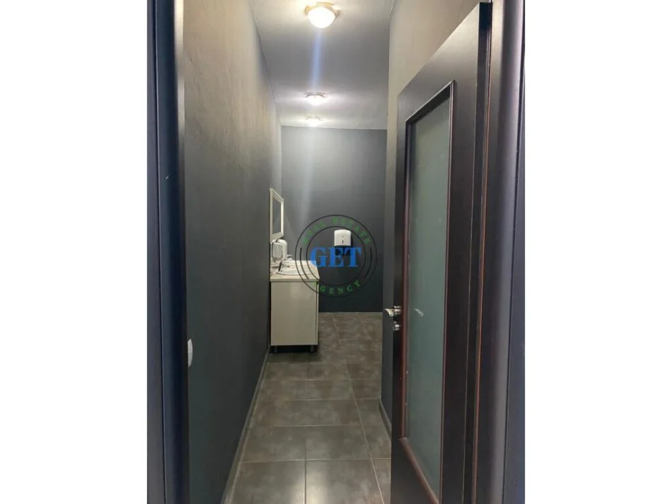 Durres, jepet me qera ambjent biznesi Kati 4, 250 m² (Sheshi Pranvera, Durres.)