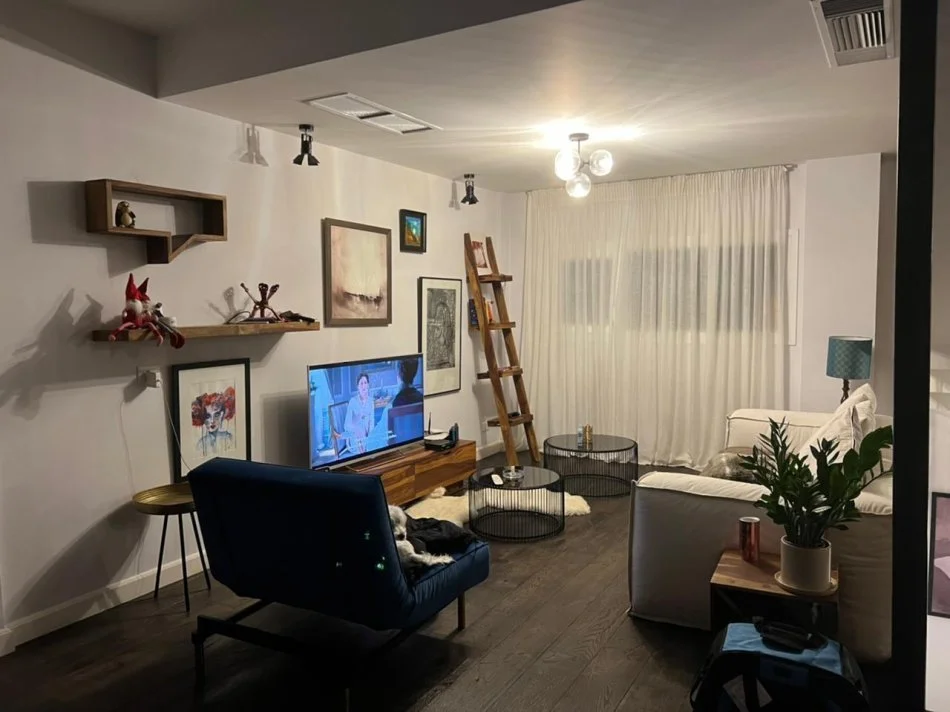 Tirane, jepet me qera Vile 3+1 Kati 1, 360 m² 3.500 € (LONG HILL)