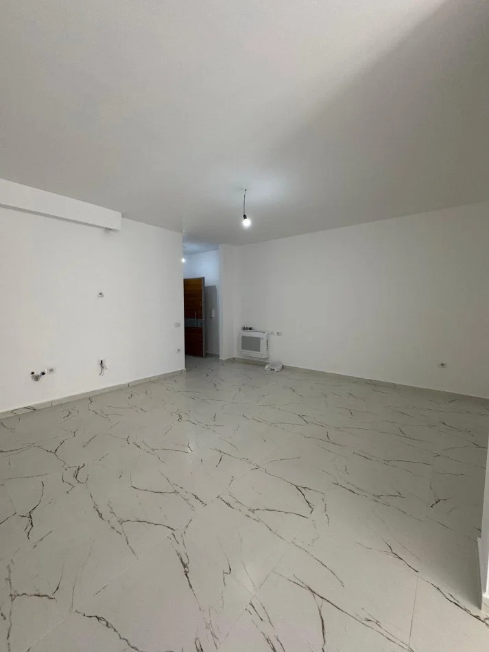 Tirane, jepet me qera apartament 2+1+Aneks+Ballkon Kati 3, 90 m² 850 € (qender)