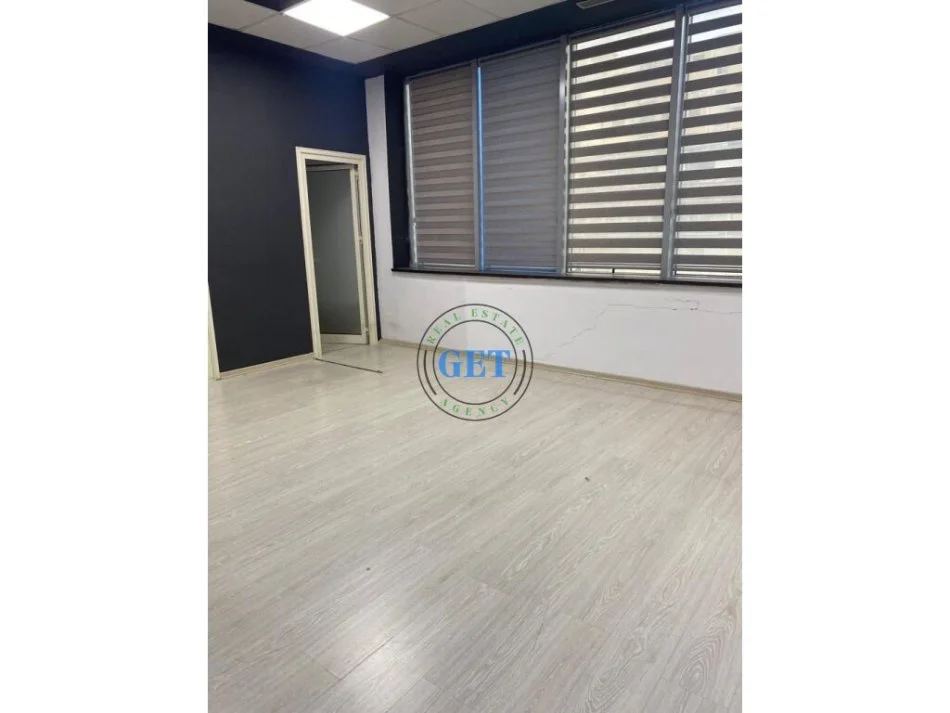 Durres, jepet me qera zyre , 250 m² (Sheshi Pranvera, Durrës)