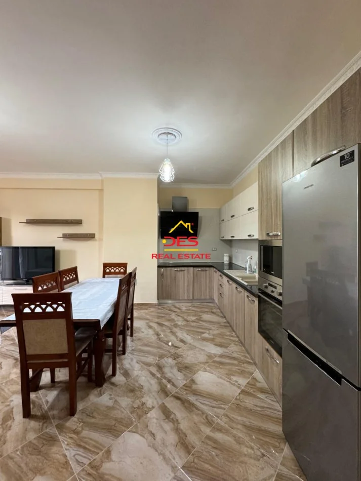 Vlore, jepet me qera apartament 2+1+Ballkon Kati 10, 120 m² 350 € (Rruga Hajredin Haxhiraj)