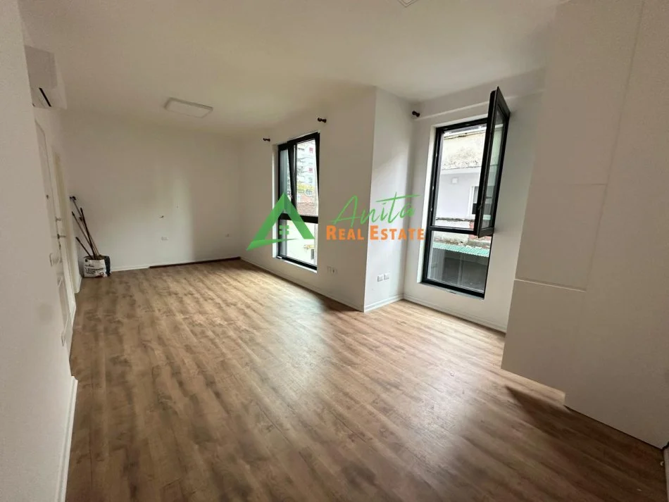 Tirane, jepet me qera zyre Kati 7, 35 m² 700 € (Rruga Elbasanit)