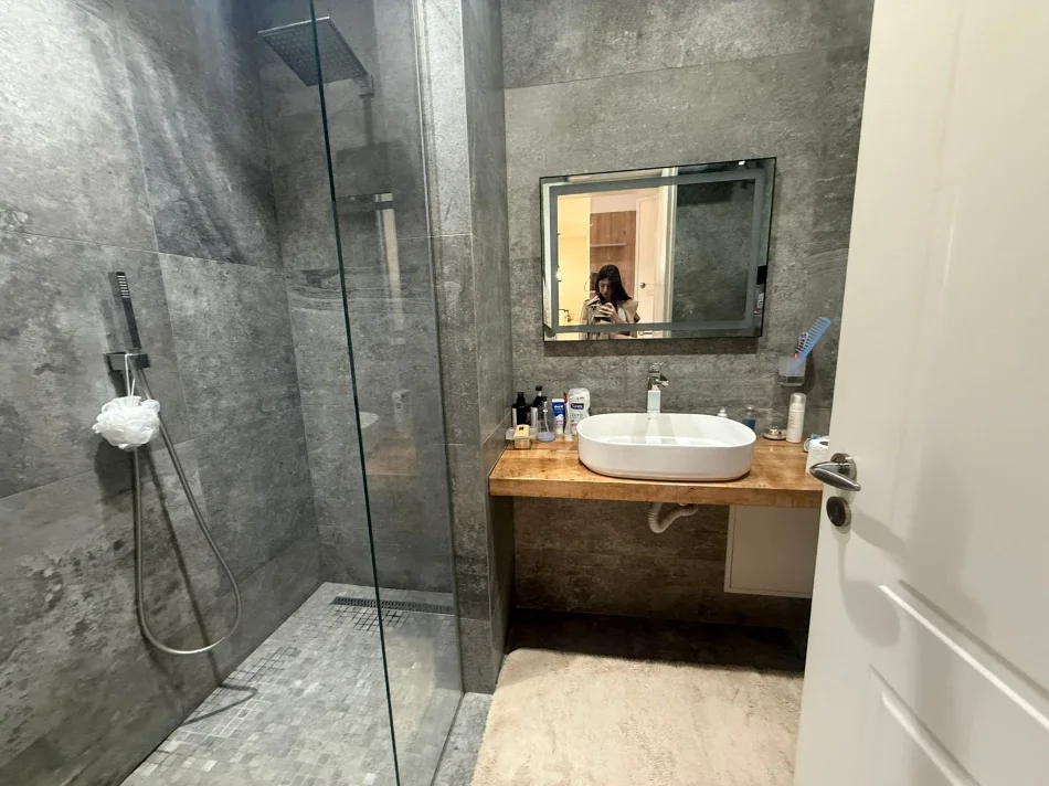 Tirane, shitet apartament 1+1+Ballkon Kati 4, 75 m² 130.000 € (Rruga e Thesarit)