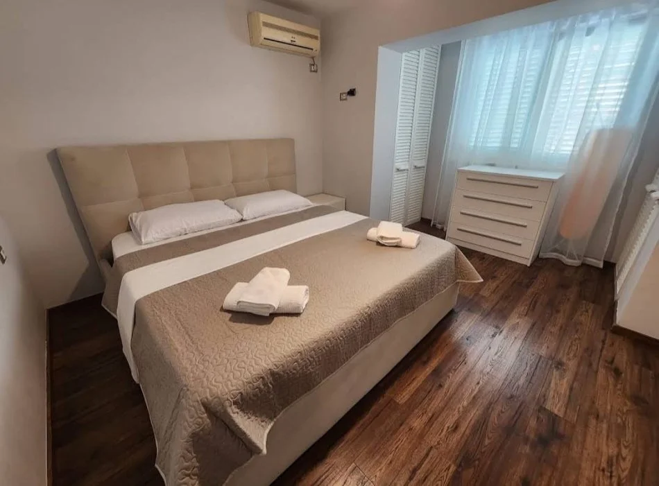 Tirane, jepet me qera apartament 2+1 , 100 m² 1.000 € (Rruga e Kosovareve)