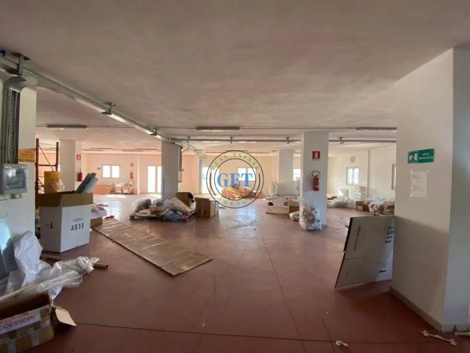 Durres, jepet me qera ambjent biznesi Kati 3, 2.000 m² 2.800 € (Shkozet, Durres)