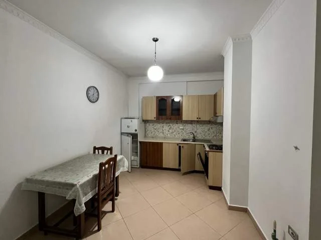 Tirane, jepet me qera apartament 1+1+BLK Kati 4, 80 m² 400 Euro (rrapo hekali)