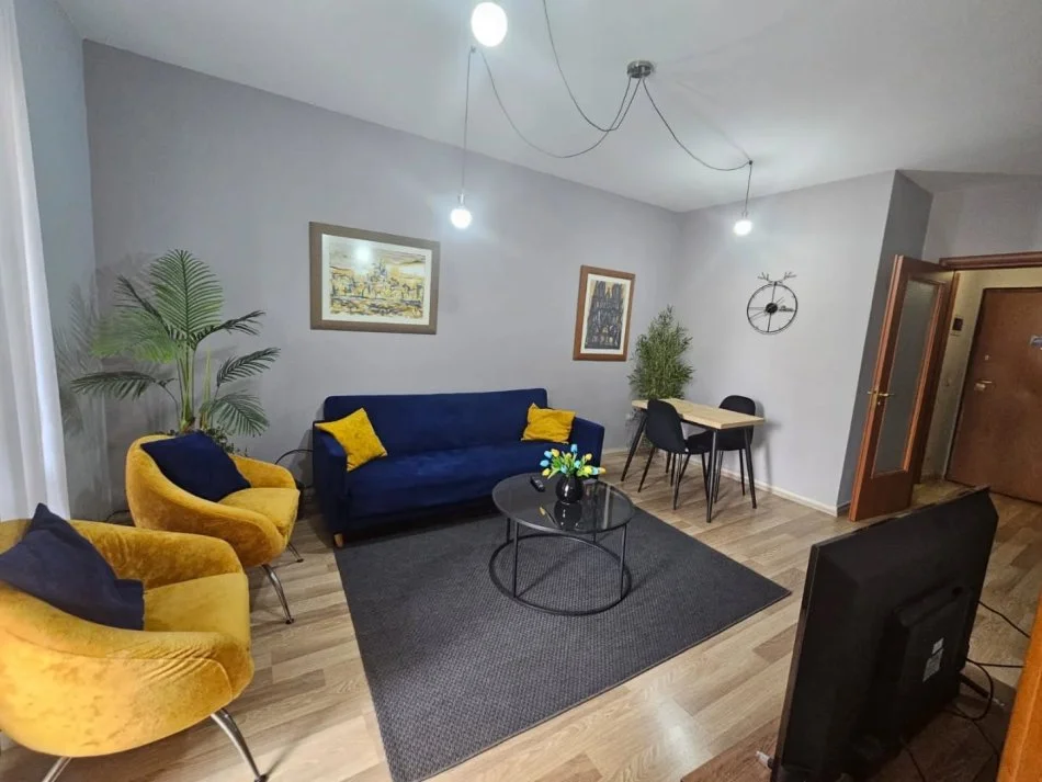 Tirane, jepet me qera apartament 1+1+Ballkon Kati 3, 73 m² (pazari i ri)