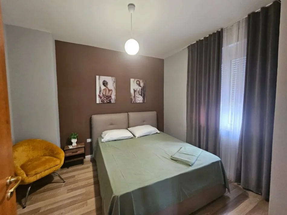 Tirane, jepet me qera apartament 1+1+Ballkon Kati 3, 73 m² (pazari i ri)