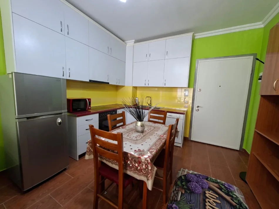 Tirane, jepet me qera apartament 1+1 , 65 m² 520 € (Rruga Frosina Plaku)