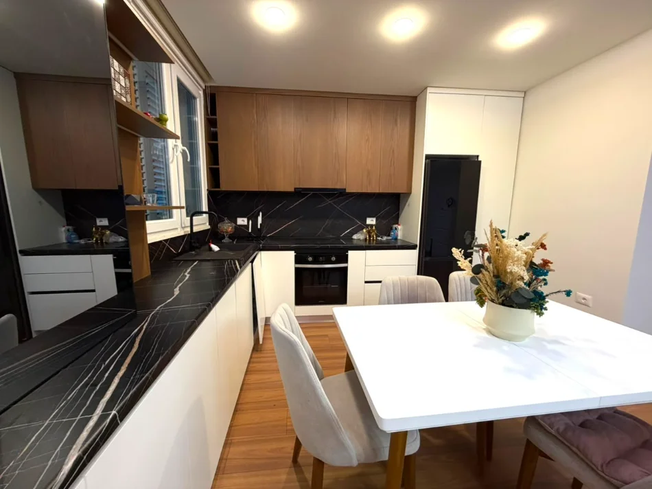 Tirane, jepet me qera apartament 2+1+Ballkon Kati 2, 90 m² 800 € (LIQENI THATE)