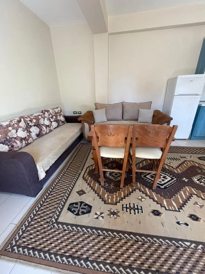 Tirane, jepet me qera shtepi 1+1 Kati 1, 65 m² 300 € 