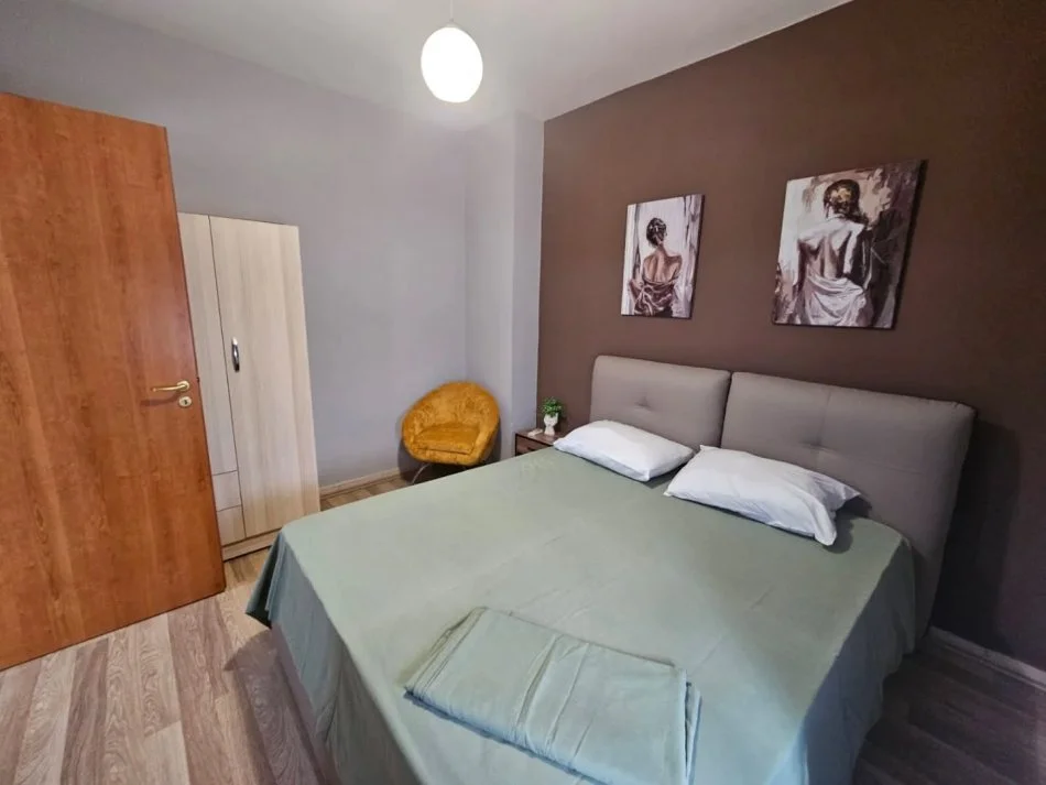 Tirane, jepet me qera apartament 1+1+Ballkon Kati 3, 73 m² (pazari i ri)