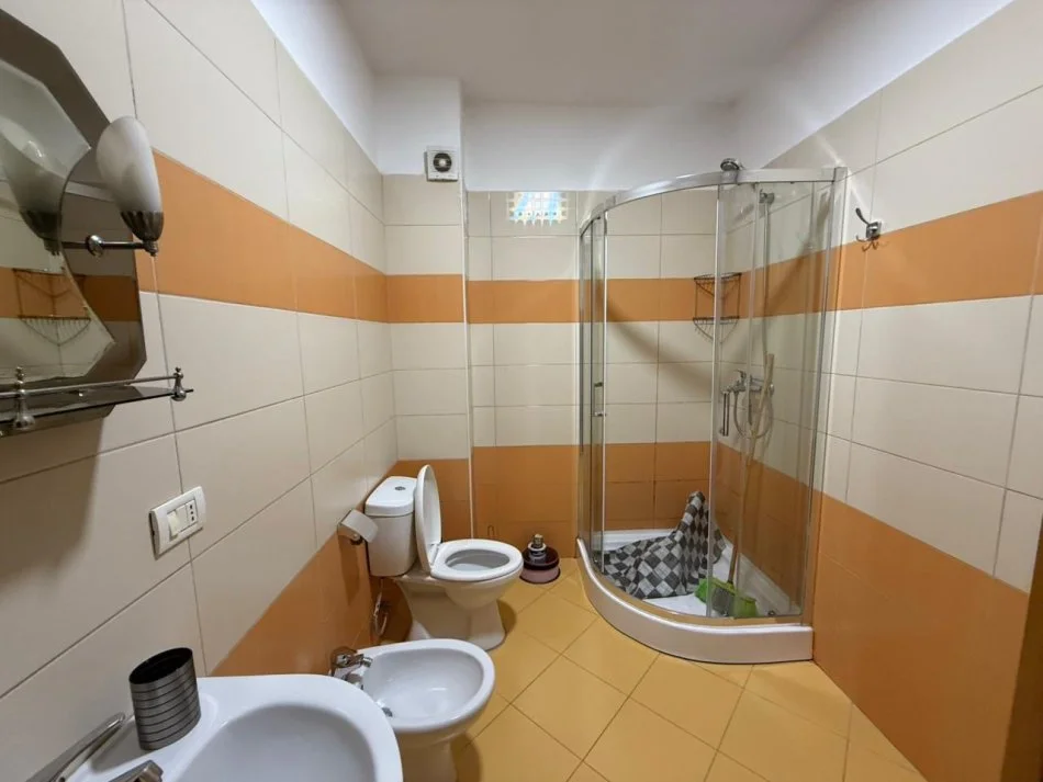 Durres, jepet me qera apartament 2+1+Aneks+Ballkon Kati 4, 111 m² 400 € (Qera 2+1+2 Ish Rajoni Lagja 6 Diambe • 400€ neto)