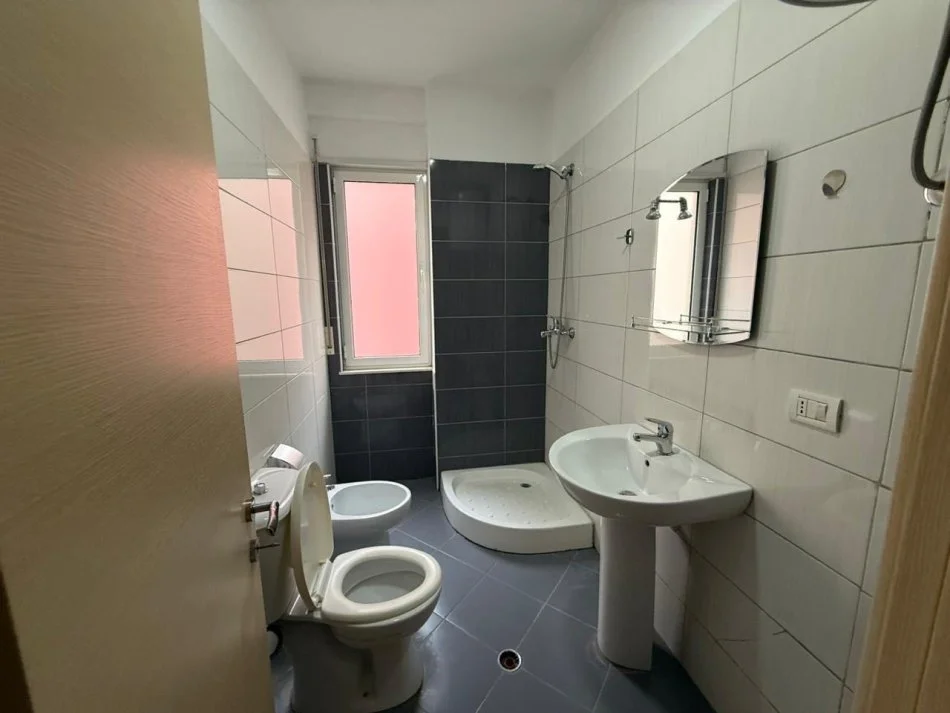 Durres, jepet me qera apartament 2+1+Aneks+Ballkon Kati 4, 111 m² 400 € (Qera 2+1+2 Ish Rajoni Lagja 6 Diambe • 400€ neto)