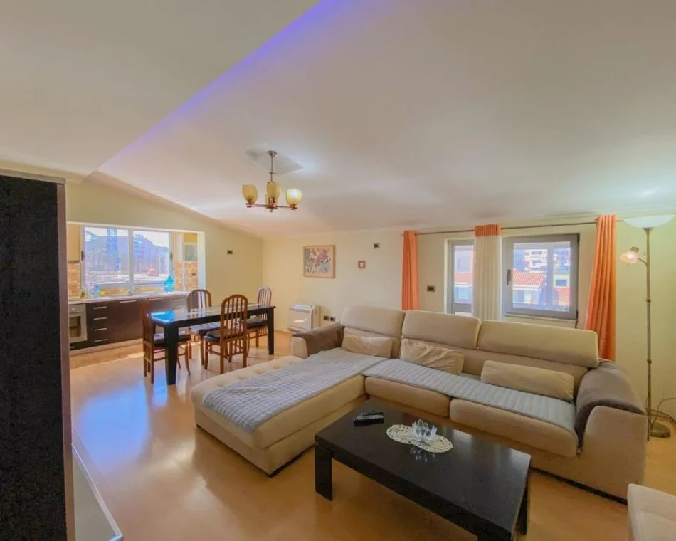 Tirane, jepet me qera apartament 2+1+Ballkon Kati 4, 110 m² 700 € 