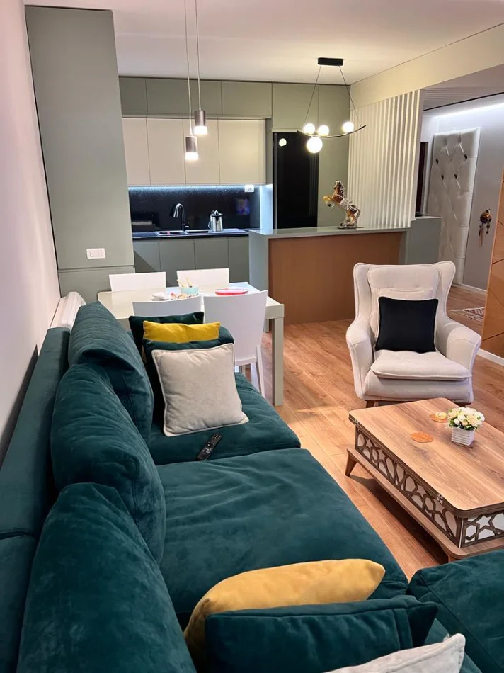 Tirane, jepet me qera apartament 2+1+Aneks+Ballkon Kati 8, 1.100 € (Rruga e Kavajes)