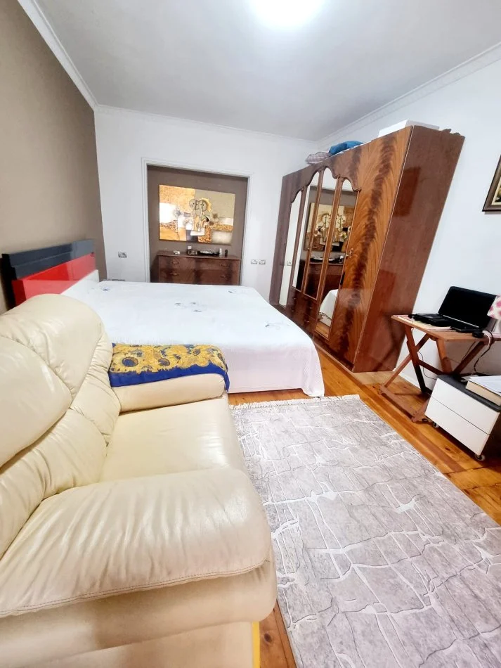 Tirane, jepet me qera apartament 2+1+Ballkon , 700 € (Rruga e Kosovareve)