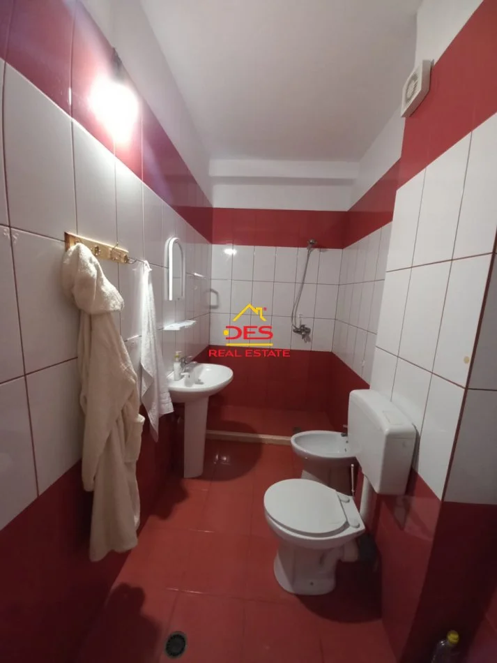 Vlore, jepet me qera apartament 1+1+Ballkon Kati 7, 70 m² 400 € (Rruga Çamëria)