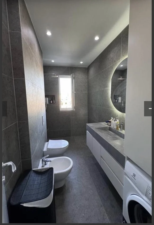Tirane, shitet 1+1+Ballkon Kati 4, 97 m² 135.000 € (Bulevardi Ri)