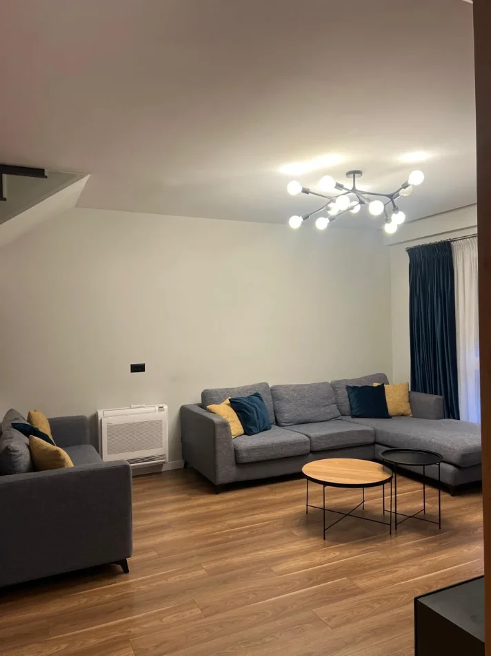 Tirane, jepet me qera apartament duplex Dublex , 1.000 € (rruga 5 maji)