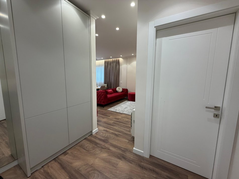 Tirane, jepet me qera apartament 1+1 Kati 7, 70 m² 1.000 € (Pazari i Ri)