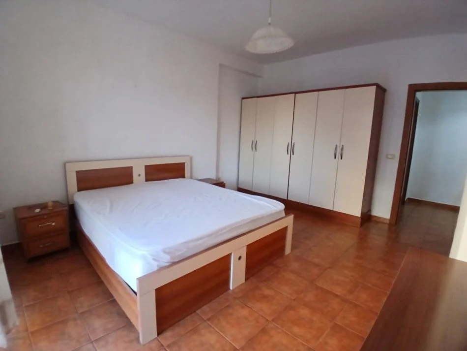 Tirane, jepet me qera apartament 1+1+Ballkon Kati 3, 70 m² 500 € (rruga Vllazem Huta)