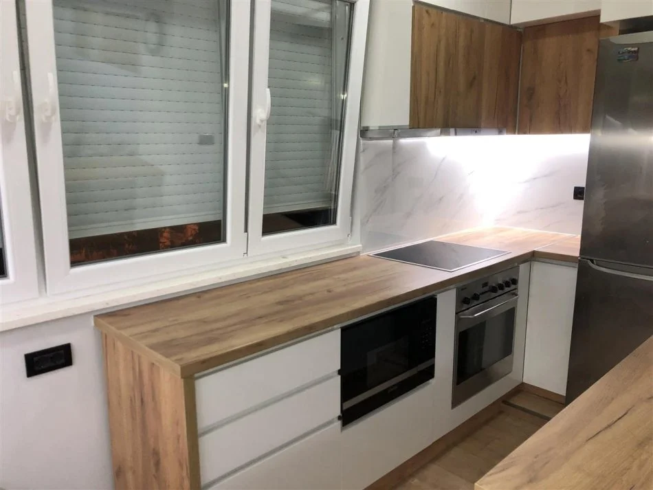 Tirane, jepet me qera apartament 1+1 Kati 2, 580 € (Karburant Kastrati)
