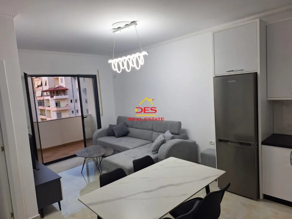 Vlore, jepet me qera apartament 1+1+Ballkon Kati 4, 70 m² 300 € (Rruga Gjergj Kastrioti)