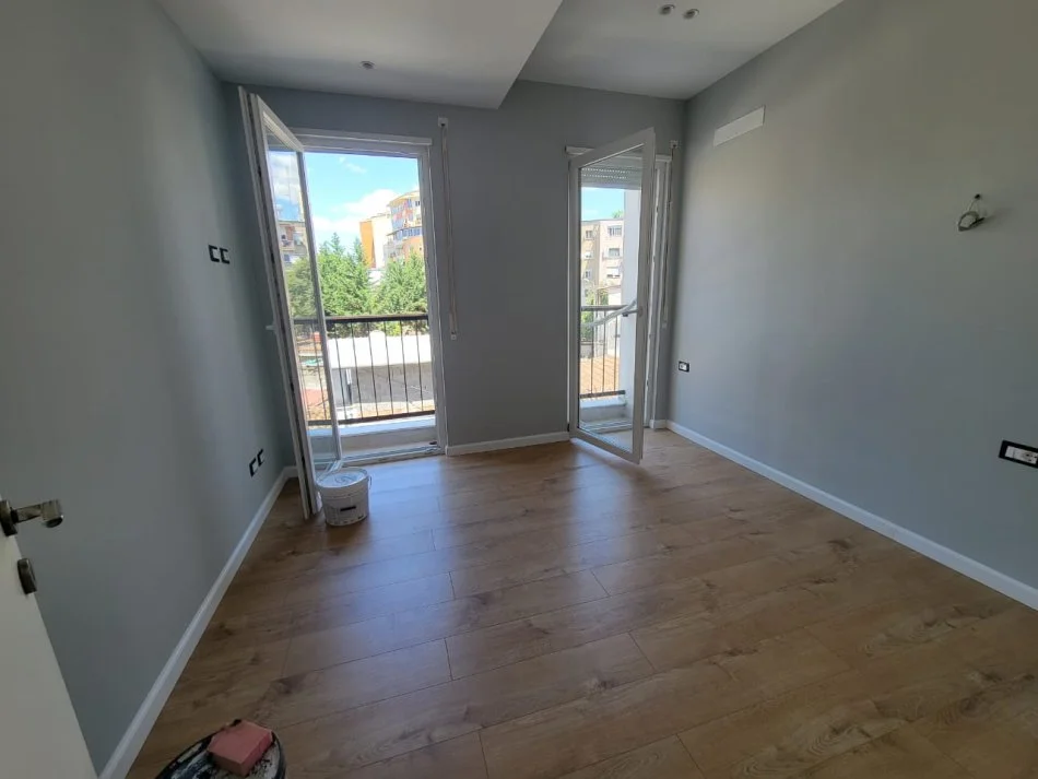 Tirane, jepet me qera apartament 2+1+Ballkon Kati 3, 89 m² 500 € (Brryli)