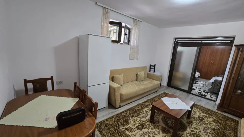 Tirane, jepet me qera apartament 1+1 Kati 0, 60 m² 500 € (Rruga Kosovareve)