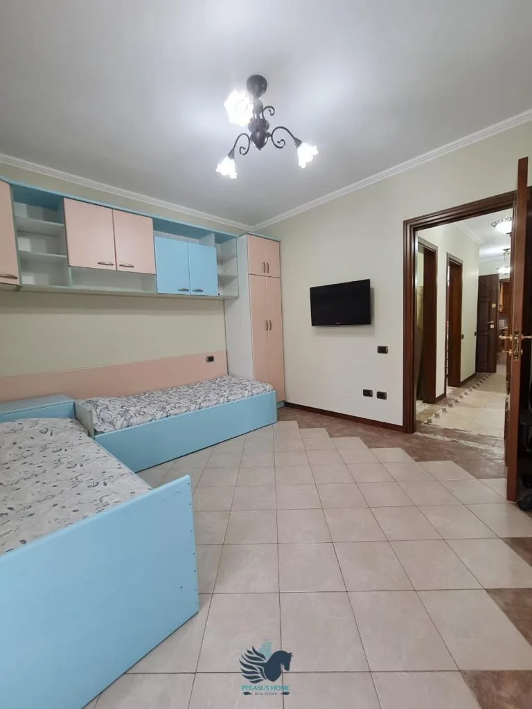 Jepet Me Qera Apartament 3+1 Prane Bulevardit Zogu I Pare[ID P038]