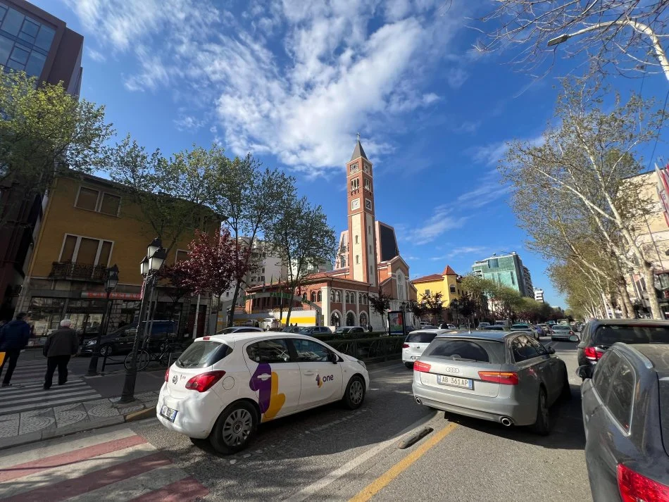 Tirane, jepet me qera apartament 2+1 Kati 4, 2.800 € (Rruga e Kavajes)