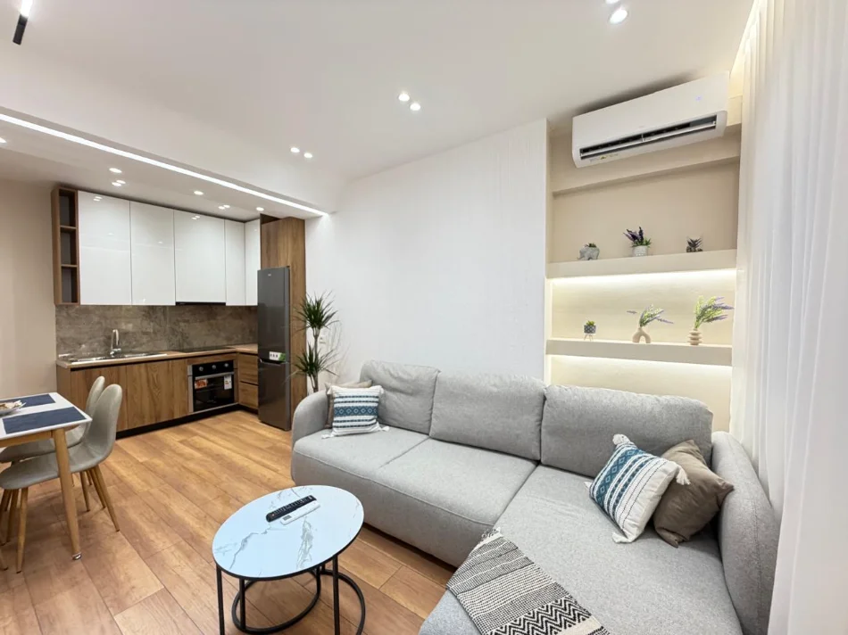 Tirane, jepet me qera apartament 1+1+Ballkon Kati 3, 65 m² 650 € (Rruga Hoxha Tahsim)