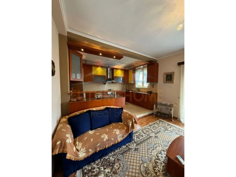 Tirane, jepet me qera apartament 2+1 Kati 2, 160 m² 400 € (shkoze)