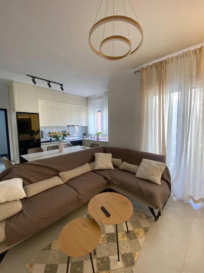 Tirane, jepet me qera apartament 2+1+Ballkon Kati 6, 98 m² 1.100 € (Pazari ri)