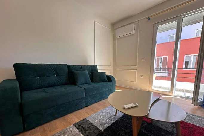 Tirane, jepet me qera apartament 1+1+Ballkon , 70 m² (Rruga "Hasan Vogli")