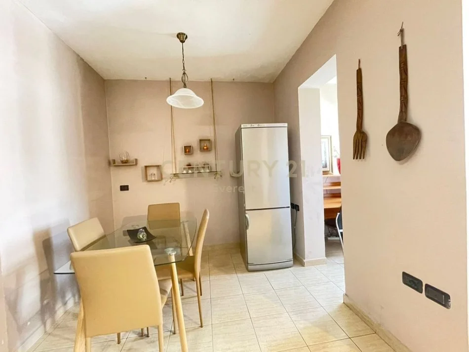 Tirane, jepet me qera apartament 1+1 Kati 4, 59 m² 500 € (ISH PARKU)
