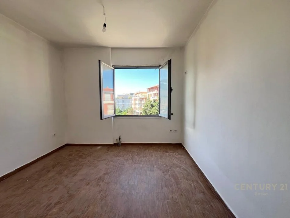 Tirane, shes apartament 3+1 Kati 4, 119 m² (fresku)