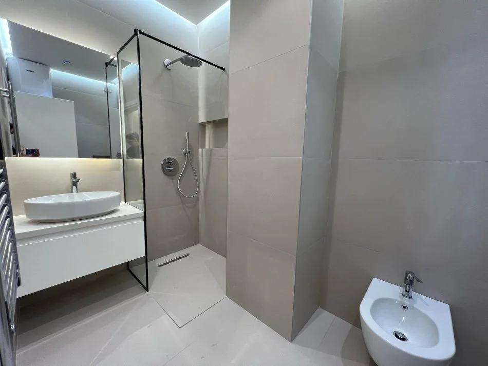 Tirane, shitet apartament 2+1+Ballkon Kati 3, 107 m² 275.000 € (Pazari i Ri)