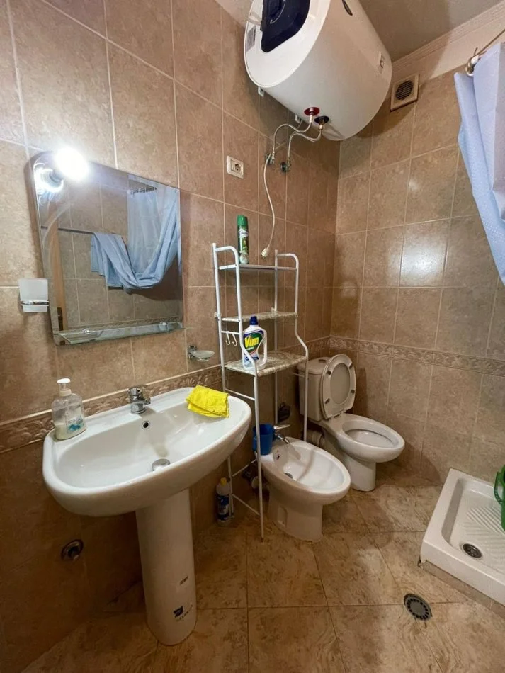 Tirane, jepet me qera apartament 2+1 , 700 € (21 dhjetori)
