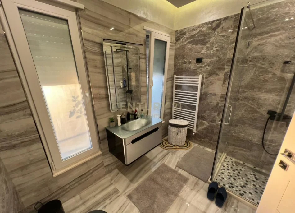 Durres, shitet apartament 2+1+Ballkon Kati 10, 210 m² 290.000 € (Plazhi Liria)