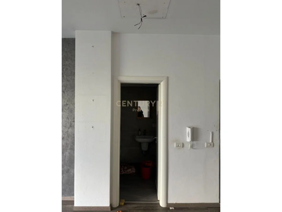 Tirane, jepet me qera ambjent biznesi Kati 1, 104 m² 1.500 € (Stadiumi Dinamo)