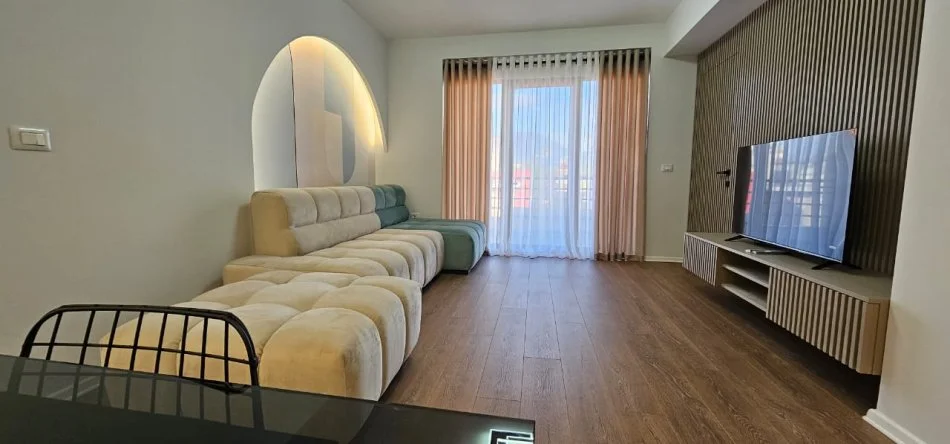 SHITET SUPER APARTAMENT 2+1 PRANE SHKOLLES”PETRONINI LUARASI”
