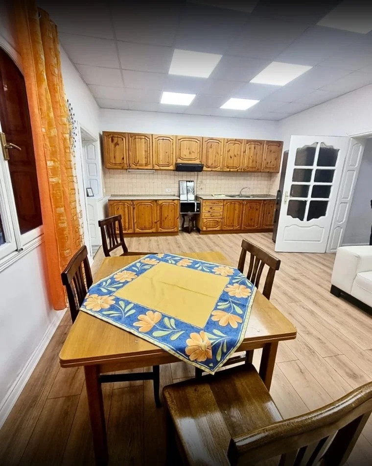 Tirane, jepet me qera apartament 5+1 Kati 1, 294 m² 1.200 € (Xhamllik, ish-profarma)